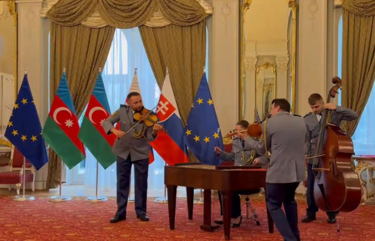 ارکستر نظامی اسلواکی آهنگ «قربان اولم آذربایجان» را اجرا کرد – ویدئو 