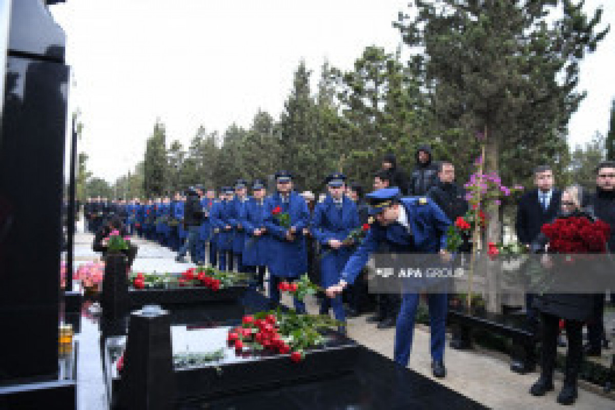 مزار خدمه کشته شده در سانحه هوایی مورد بازدید قرار گرفت – تصاویر - ویدئو 