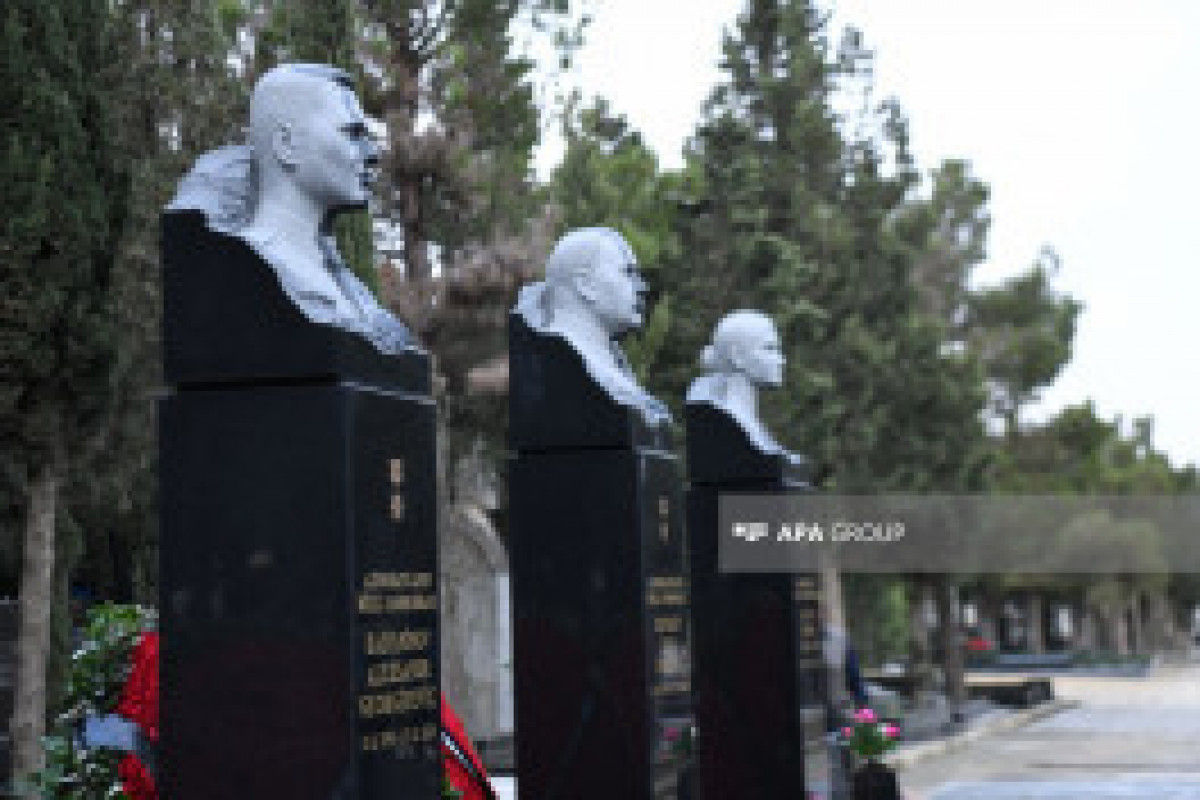 مزار خدمه کشته شده در سانحه هوایی مورد بازدید قرار گرفت – تصاویر - ویدئو 