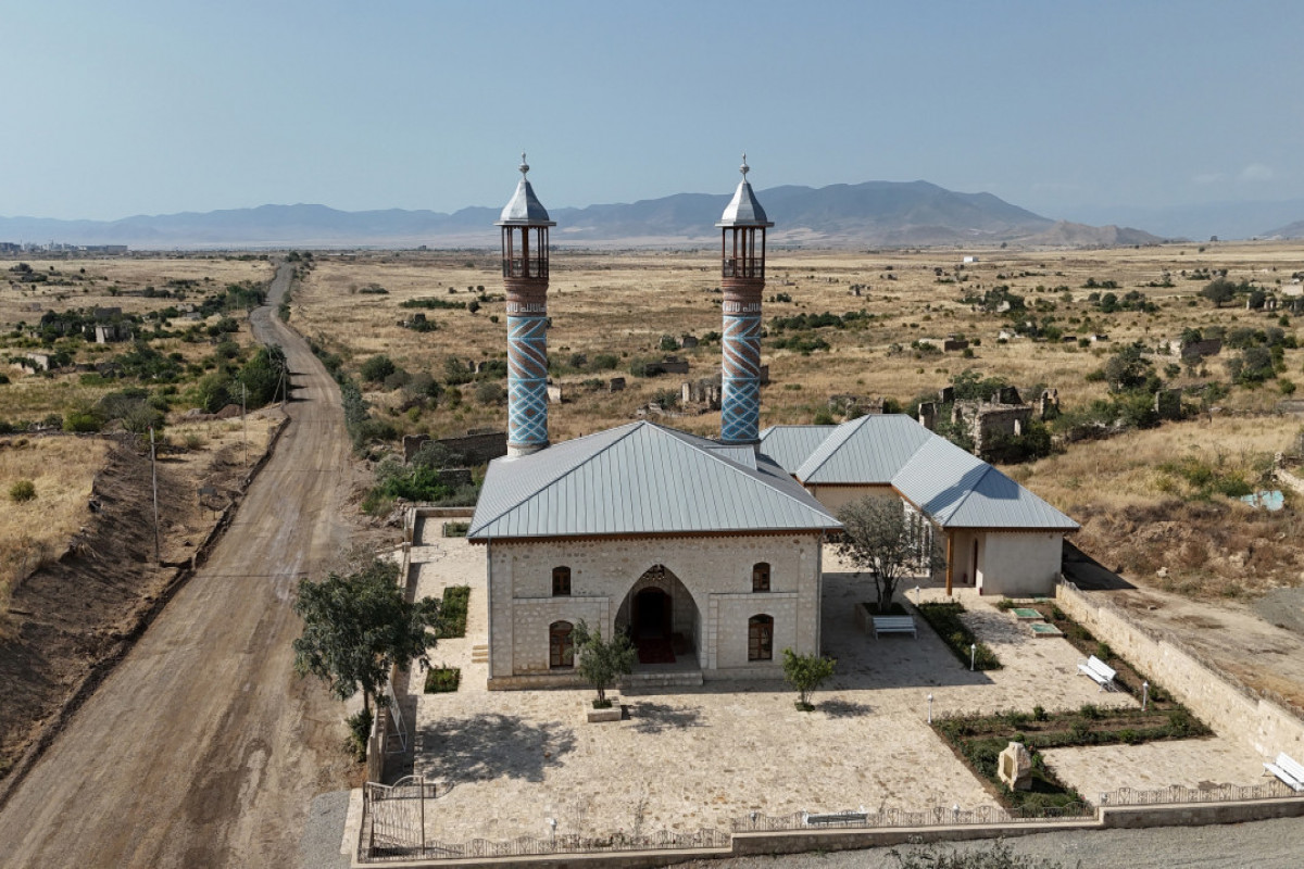 رئیس جمهور در مراسم افتتاح ساختمان مسجد تاریخی روستای قیاسلی آغدام شرکت کرد