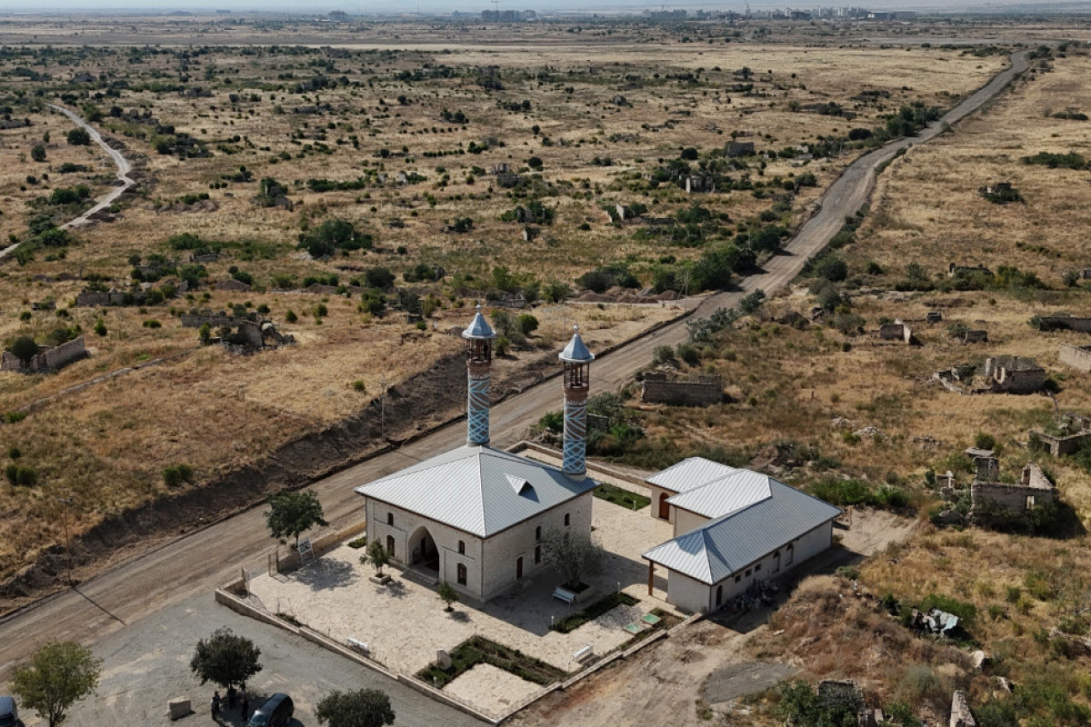 رئیس جمهور در مراسم افتتاح ساختمان مسجد تاریخی روستای قیاسلی آغدام شرکت کرد