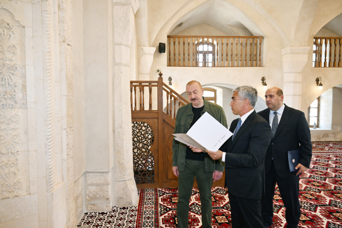 رئیس جمهور در مراسم افتتاح ساختمان مسجد تاریخی روستای قیاسلی آغدام شرکت کرد