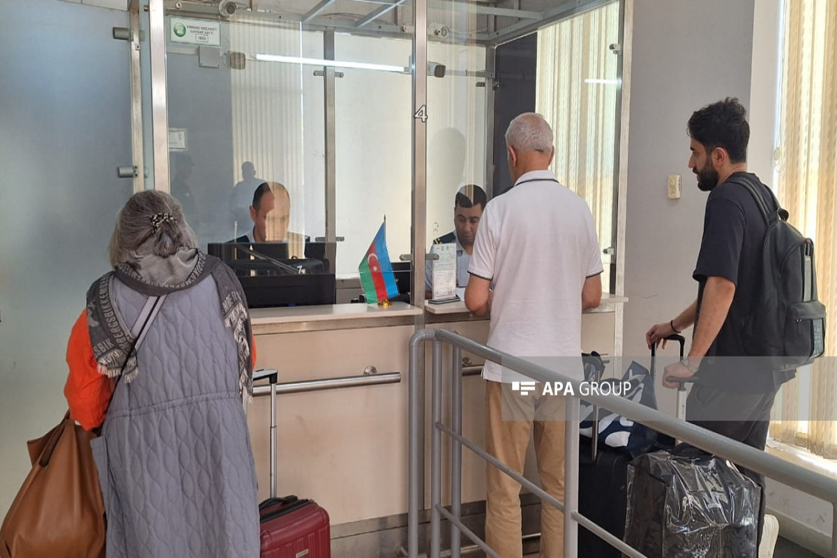 حدود ۲۰ شهروند اوکراینی از ایران به آذربایجان منتقل شدند - تصاویر 