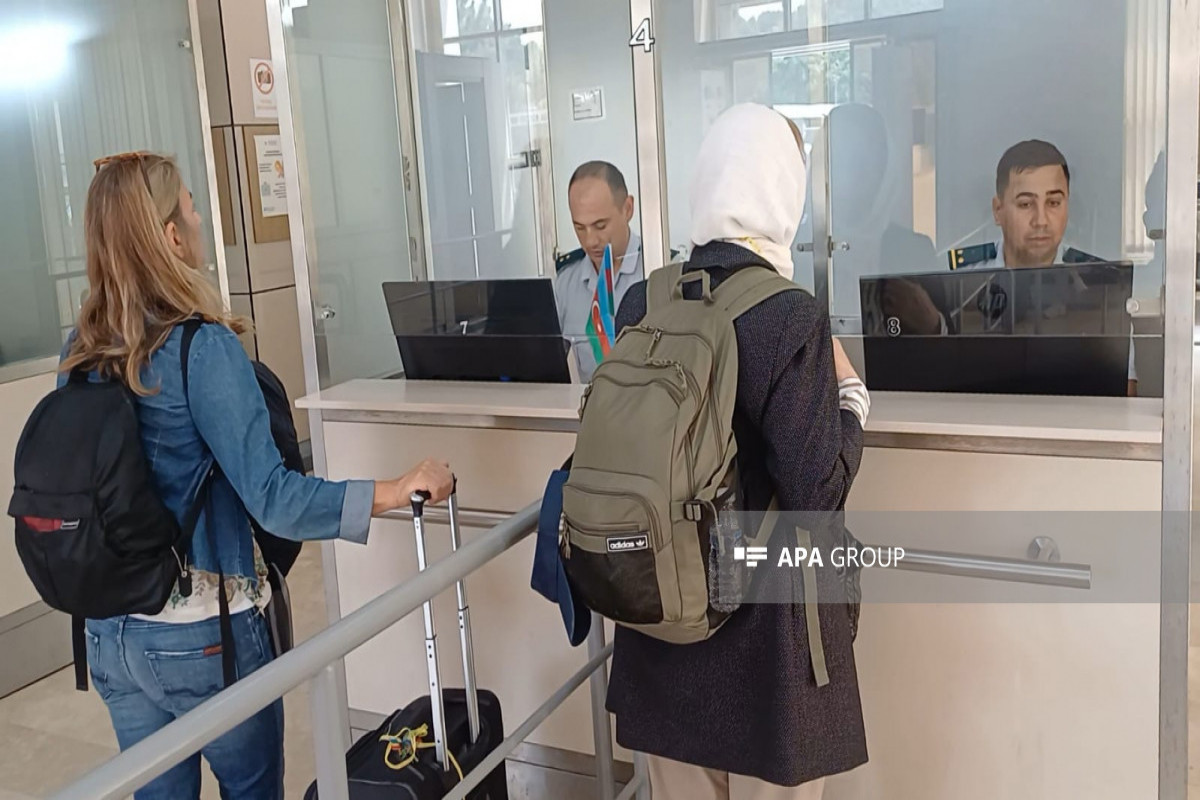 حدود ۲۰ شهروند اوکراینی از ایران به آذربایجان منتقل شدند - تصاویر 