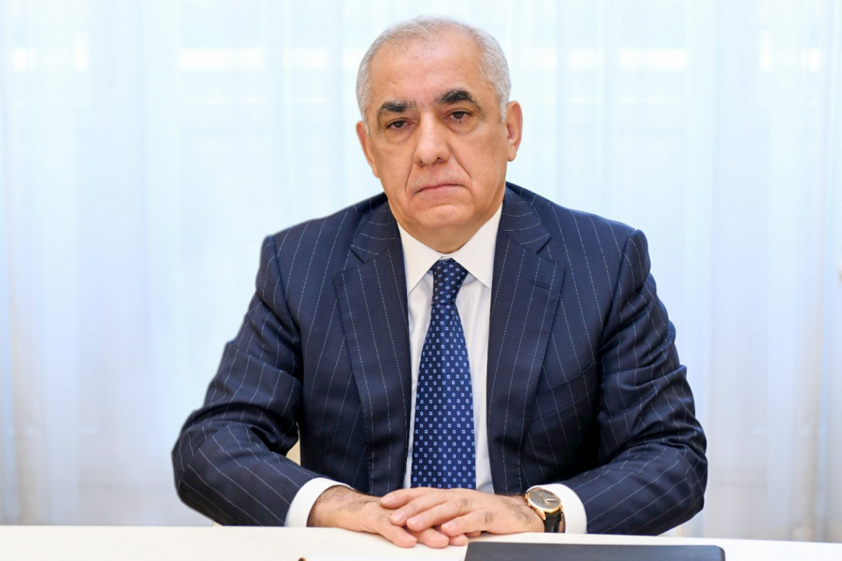 نخست وزیر علی اسدوف از محل آتش سوزی در پالایشگاه نفت بازدید کرد