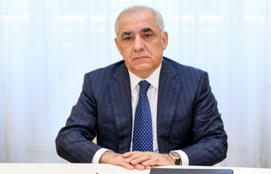 نخست وزیر علی اسدوف از محل آتش سوزی در پالایشگاه نفت بازدید کرد