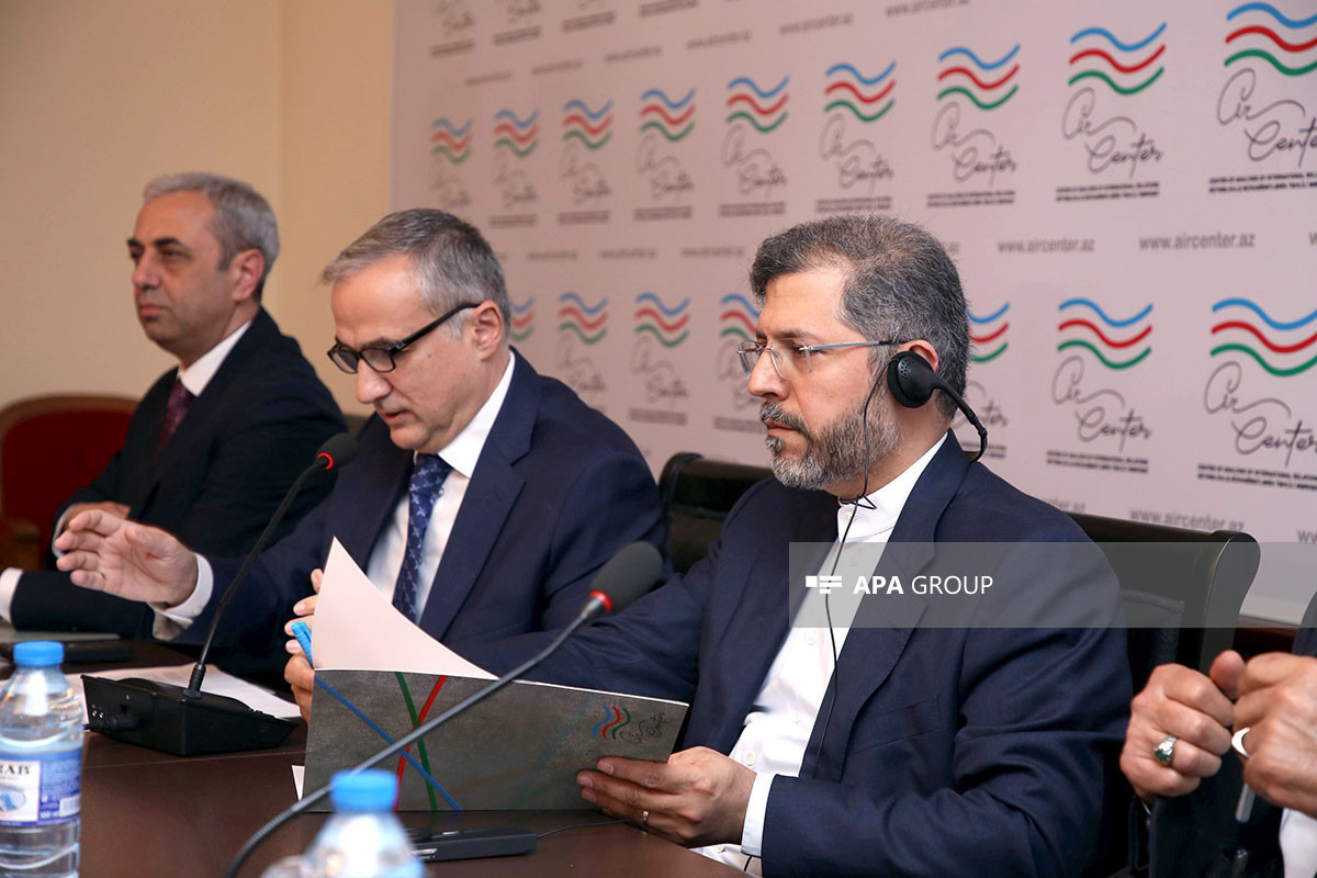 مذاکرات در مورد روابط آذربایجان و ایران در مرکز تحلیل روابط بین‌الملل برگزار شد - تصاویر 