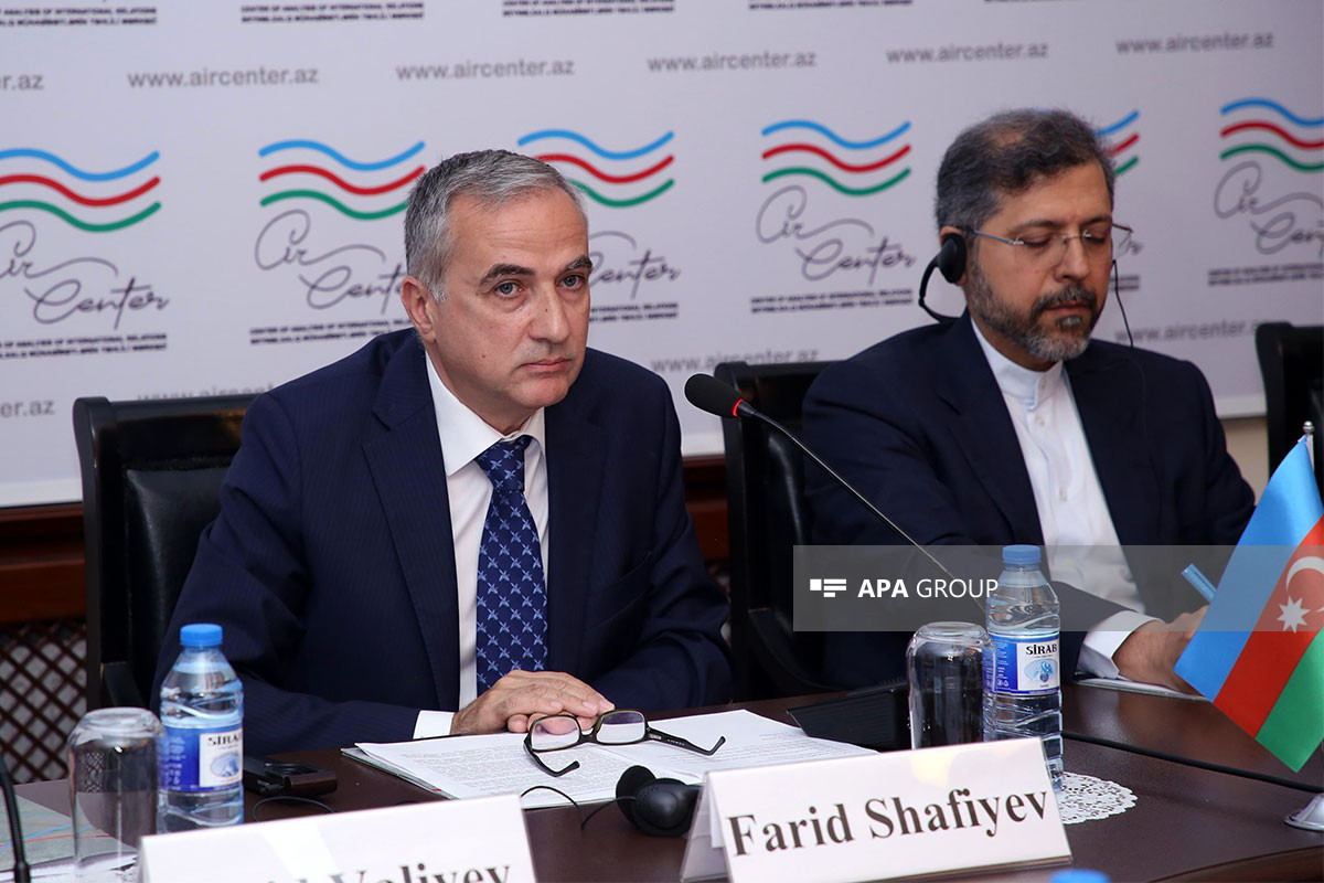 مذاکرات در مورد روابط آذربایجان و ایران در مرکز تحلیل روابط بین‌الملل برگزار شد - تصاویر 