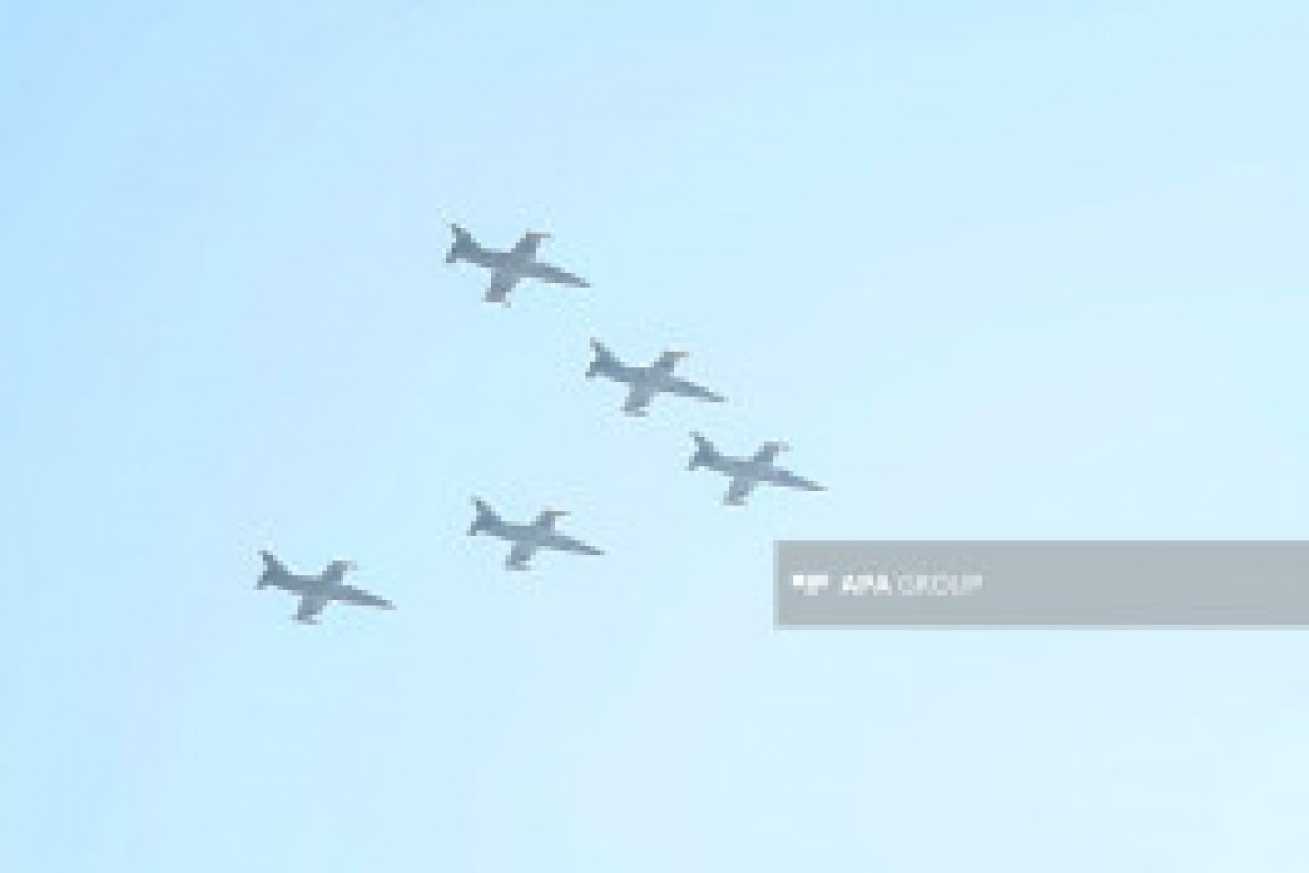 پرواز جنگنده‌های جدید JF-17 در فراز آسمان باکو - تصاویر 