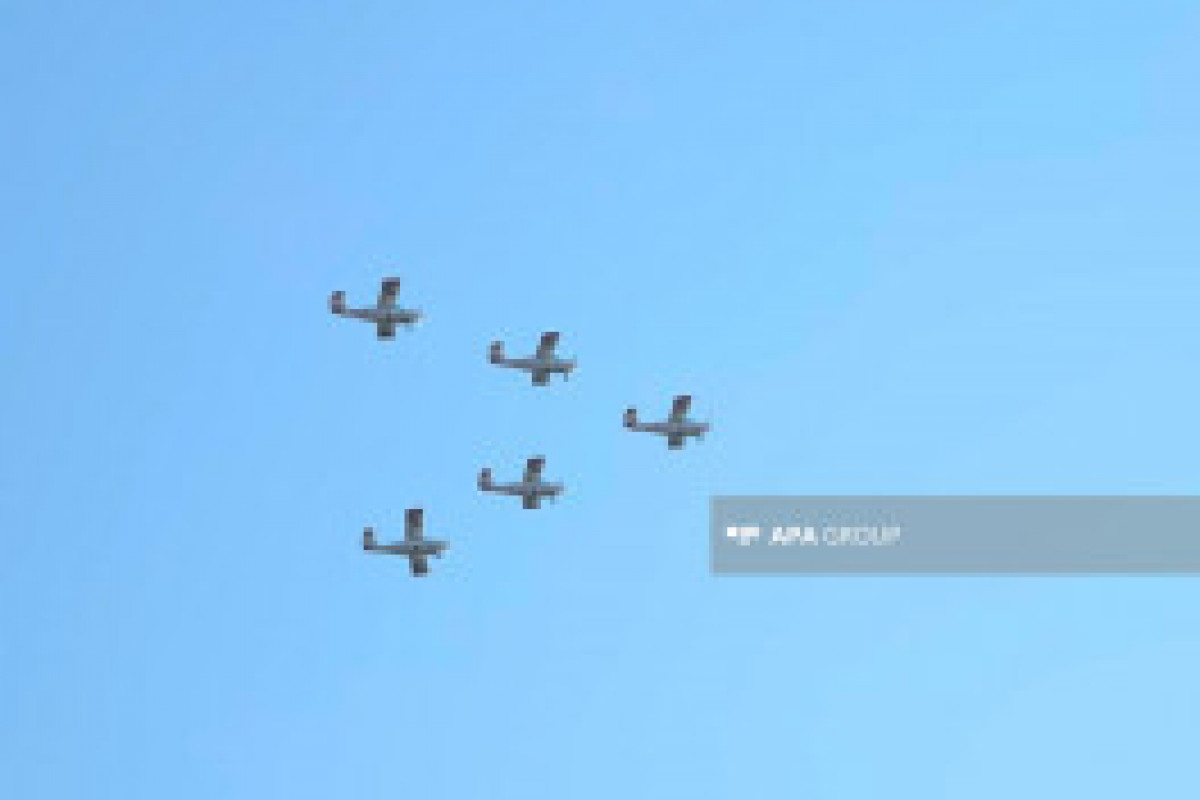 پرواز جنگنده‌های جدید JF-17 در فراز آسمان باکو - تصاویر 