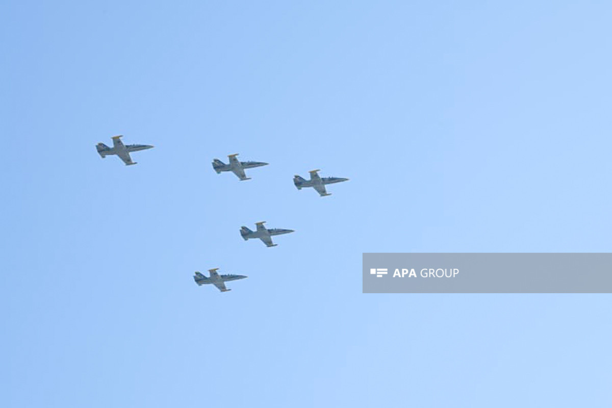 پرواز جنگنده‌های جدید JF-17 در فراز آسمان باکو - تصاویر 