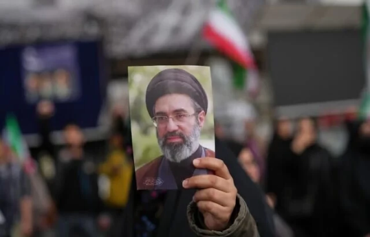 رسانه‌ها: مجتبی خامنه‌ای با وجود جراحات شدید در صورت و پا، هوشیار است و در تصمیم‌گیری‌های مهم مشارکت دارد