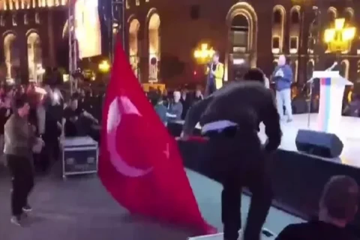 وزارت امور خارجه آذربایجان آتش زدن پرچم ترکیه در ایروان را محکوم کرد