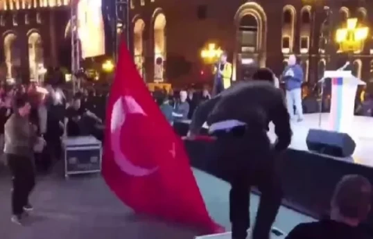 وزارت امور خارجه آذربایجان آتش زدن پرچم ترکیه در ایروان را محکوم کرد
