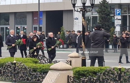 بازدید  مقامات دولتی و حکومتی از یادمان نسل‌کشی خوجالی در باکو