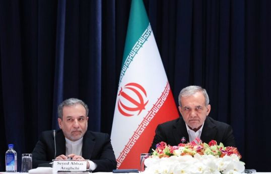 عباس عراقچی: تا جایی که می‌دانم، خامنه‌ای و پزشکیان زنده‌اند