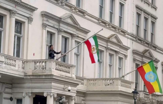معترضان در لندن پرچم سفارت ایران را با پرچم دوران شاه تعویض کردند- ویدئو 