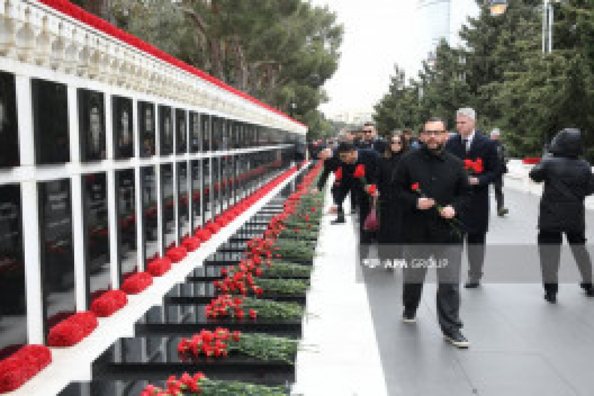بازدید دیپلمات‌ها از خیابان شهدا – تصاویر 