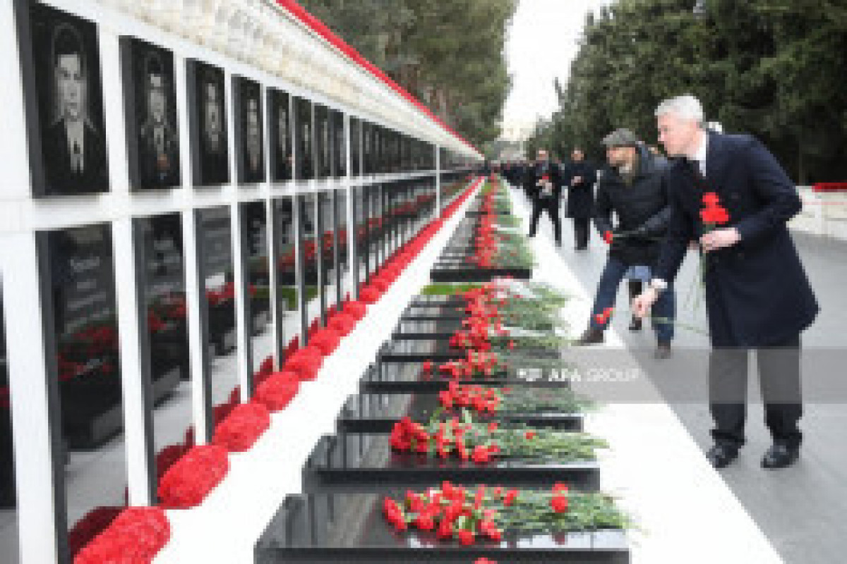 بازدید دیپلمات‌ها از خیابان شهدا – تصاویر 