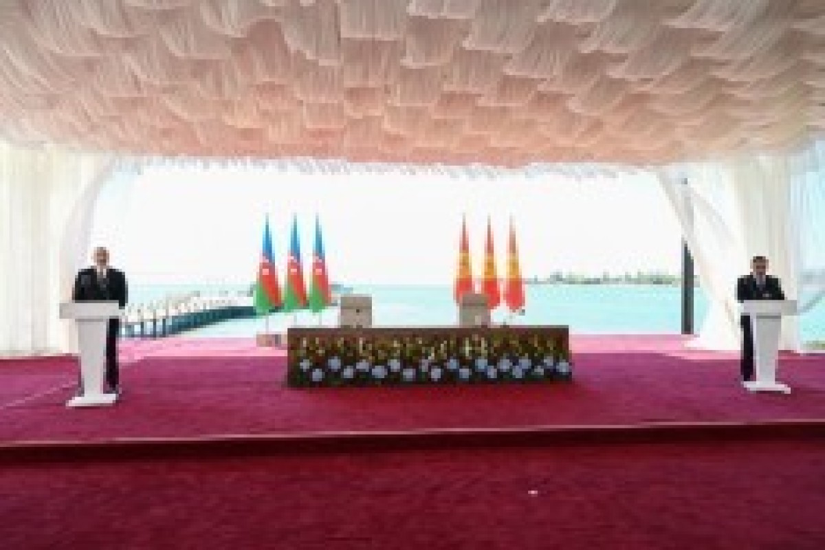 سادیر جپاروف الهام علی‌اف را با عالی‌ترین نشان دولتی قرقیزستان – نشان «ماناس» – مفتخر کرد - تصاویر 