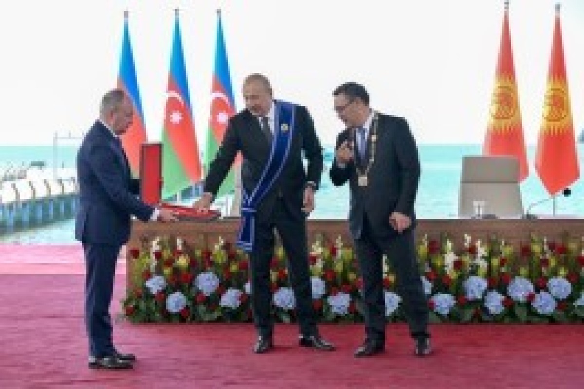 اهدای نشان حیدر علی‌اف به رئیس‌جمهور قرقیزستان – تصاویر