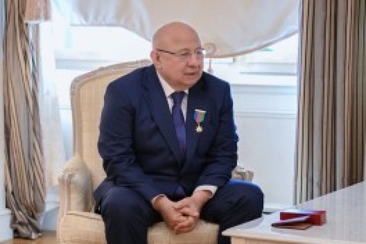 رئیس جمهور نشان «دوستی» را به قربان قربان‌اف، چهره سرشناس مردمی و سیاسی داغستان اهدا کرد