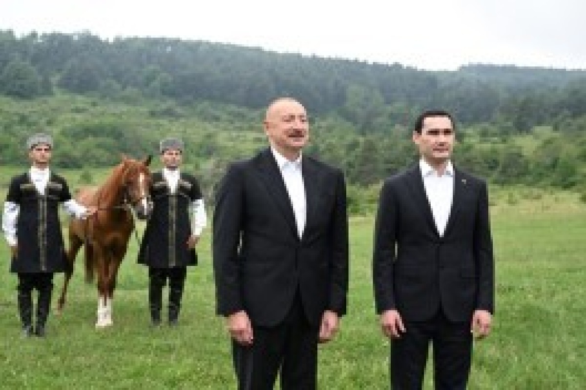 اسب قره‌باغ به رئیس‌جمهور ترکمنستان اهدا شد