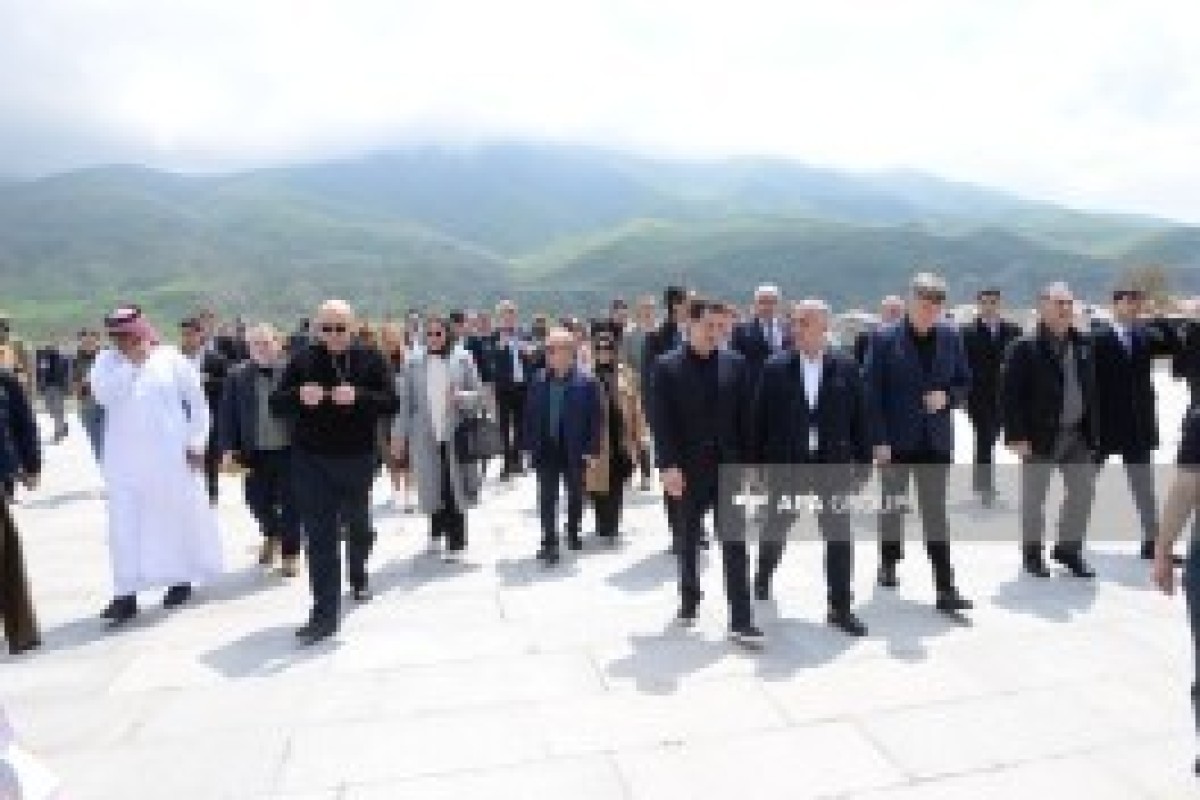 نمایندگان هیئت دیپلماتیک از یادمان نسل‌کشی خوجالی بازدید کردند – تصاویر 