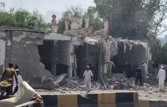 انفجار در نزدیکی مسجدی در پاکستان هم‌زمان با برگزاری نماز جمعه؛ ۱۵ کشته و ۵۰ زخمی – تصاویر  