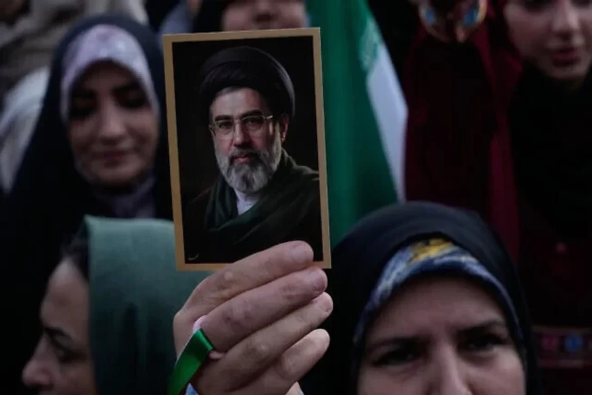 مجتبی خامنه‌ای: بزودی دریای عرب هم خود را از حضور دشمن خالی می‌کند